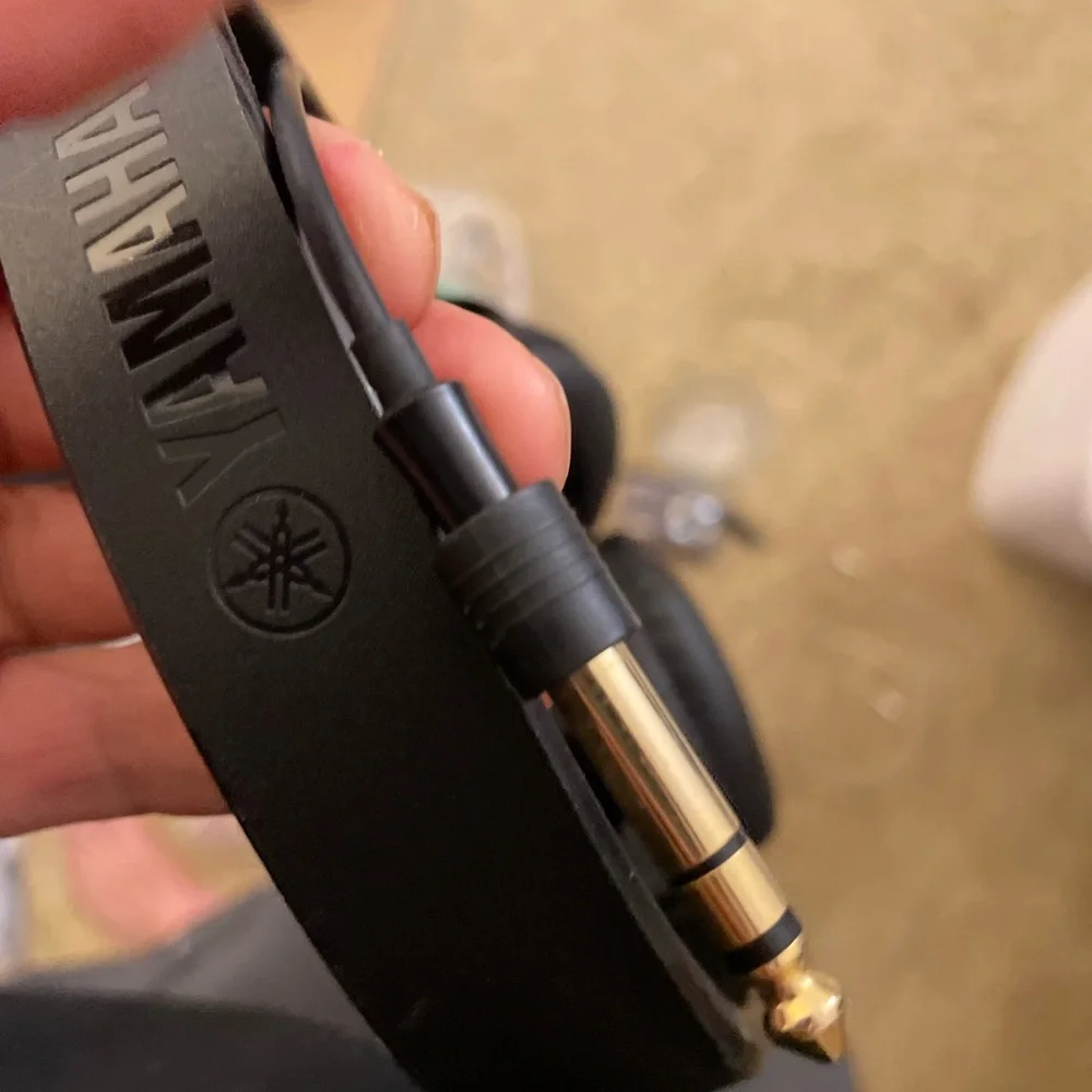 Yamaha headphones with removable jack - Picture 1 of 3